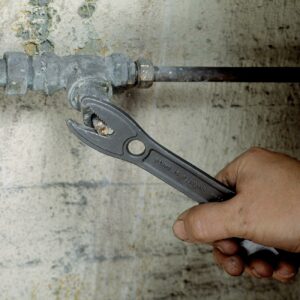 Bahco 8" Shark Wide Jaw Adjustable Wrench with Serrated Pipe Jaws and Phosphate Finish - Image 4